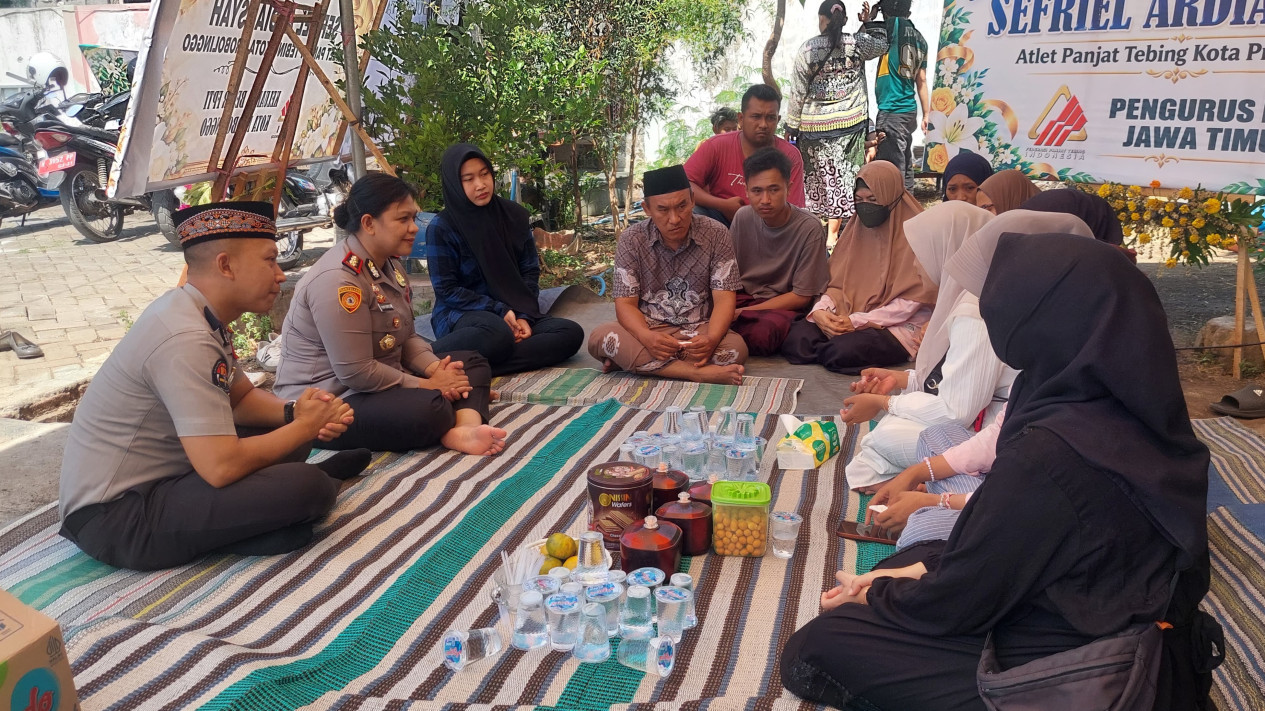 Keluarga Mempertanyakan Keterlibatan Sefriel dalam Upaya Pemadaman Karhutla
            - galeri foto