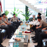 Perkuat Sinergi dengan Ulama, Kapolri Silaturahmi dengan Rais Aam PBNU di Surabaya
