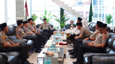 Perkuat Sinergi dengan Ulama, Kapolri Silaturahmi dengan Rais Aam PBNU di Surabaya