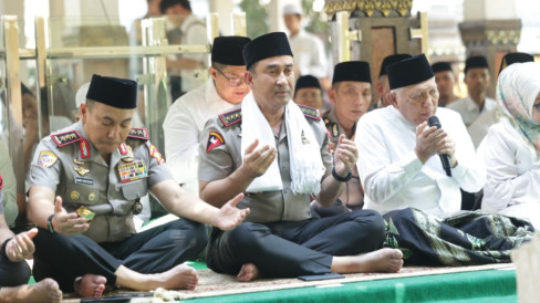 Kapolri Jenderal Suyudi Ario Seto Ziarah ke Makam Gus Dur di Jombang