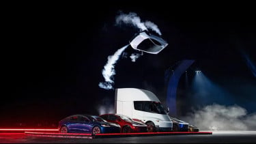 Viral, Tesla Pamer Mobil Terbang Pakai Pendorong Gas SpaceX, Bisa Salto di Udara dan Tembus 370 Km/Jam