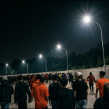 Suporter Persija dan Persita Saling Berjabat Tangan setelah Kericuhan dalam Laga di Stadion BIS