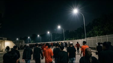 Suporter Persija dan Persita Saling Berjabat Tangan setelah Kericuhan dalam Laga di Stadion BIS