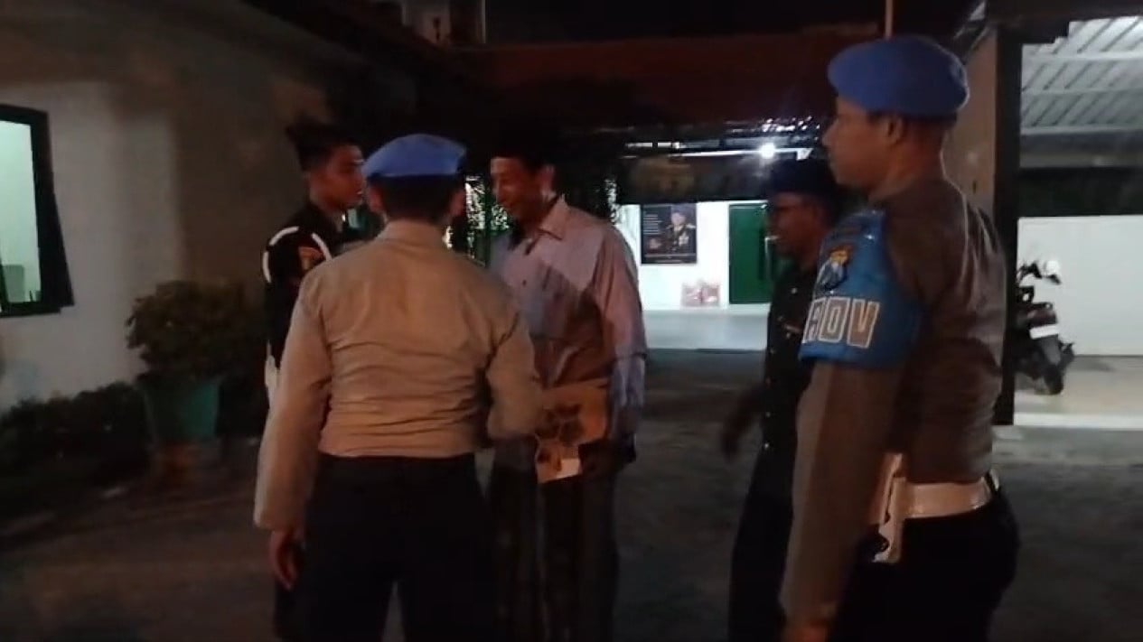 Gegara Tegur Siswa Tidak Memakai Kaos Kaki, Kepala Sekolah di Lamongan Diduga Dihajar Oknum TNI hingga Hidung Retak
            - galeri foto