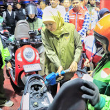 Gubernur Khofifah Bagi 300 Liter BBM Gratis untuk Ojol Malang, Tegaskan Stok Aman, Distribusi Sesuai Kebutuhan Masyarakat