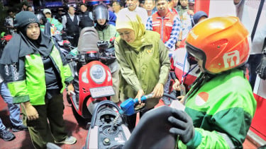 Gubernur Khofifah Bagi 300 Liter BBM Gratis untuk Ojol Malang, Tegaskan Stok Aman, Distribusi Sesuai Kebutuhan Masyarakat