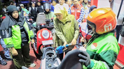 Gubernur Khofifah Bagi 300 Liter BBM Gratis untuk Ojol Malang, Tegaskan Stok Aman, Distribusi Sesuai Kebutuhan Masyarakat