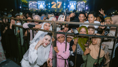 Haru! Sherly Tjoanda Tepati Janji Unggah Foto Anak Berjaket Pink dari Aceh yang HP-nya Habis Baterai