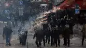 Paris Mencekam! Demo Biaya Hidup Berubah Kericuhan, Toko-toko Jadi Sasaran Jarah