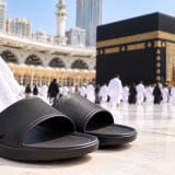 9 Tips Memilih Sandal untuk Umrah agar Nyaman Dipakai Berjalan Jauh