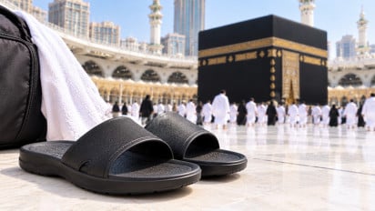 9 Tips Memilih Sandal untuk Umrah agar Nyaman Dipakai Berjalan Jauh