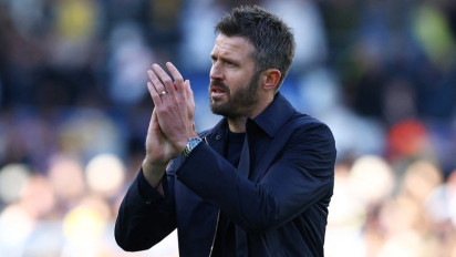 Ramai Dikritik usai Manchester United Gagal Menang Lagi, Michael Carrick Pilih Pakai Headphone