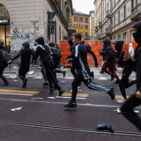 Terinspirasi dari Paris, Rombongan Demonstran Bertopeng Buat Ricuh hingga Jarah Toko di Milan