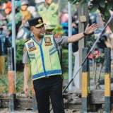 Kapolda Jatim Turun ke Jalan, Urai Kemacetan Surabaya saat Jam Masuk Kerja