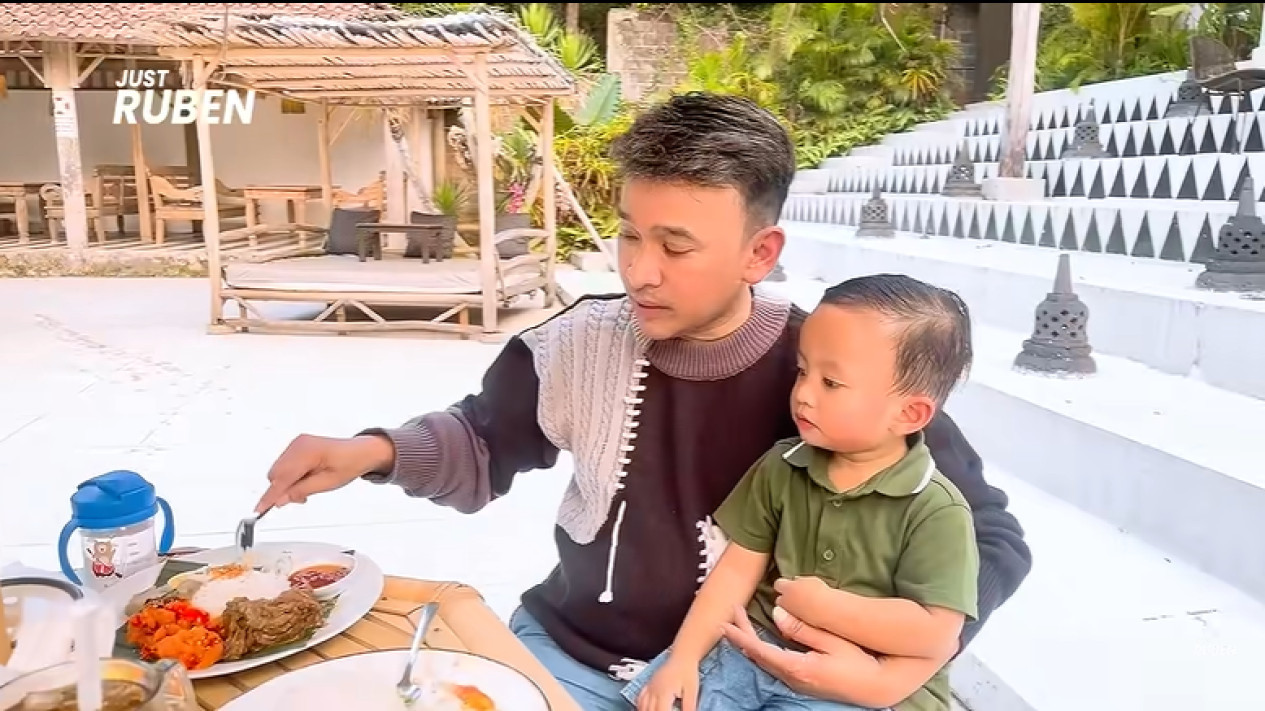 Belum Lama Diadopsi, Ruben Onsu Langsung Ajak Thayaka Shalat Berjamaah
            - galeri foto
