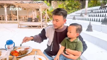 Belum Lama Diadopsi, Ruben Onsu Langsung Ajak Thayaka Shalat Berjamaah