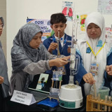 Dari Biji yang Terbuang di Pinggir Jalan, Siswa SMP Al Falah Surabaya Sulap Ketapang Jadi Minyak Nabati Alternatif