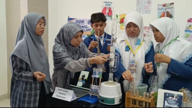 Dari Biji yang Terbuang di Pinggir Jalan, Siswa SMP Al Falah Surabaya Sulap Ketapang Jadi Minyak Nabati Alternatif