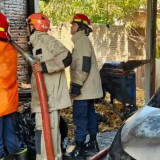 Bakar Sampah saat Angin Kencang, Rumah Warga dan Mobil di Tanjunganom Nganjuk Ludes Terbakar