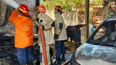 Bakar Sampah saat Angin Kencang, Rumah Warga dan Mobil di Tanjunganom Nganjuk Ludes Terbakar