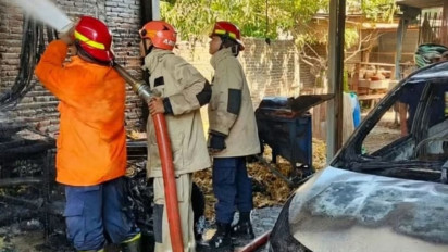 Bakar Sampah saat Angin Kencang, Rumah Warga dan Mobil di Tanjunganom Nganjuk Ludes Terbakar