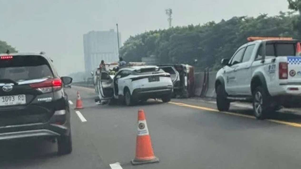 Kecelakaan di Tol Jagorawi KM 35 Arah Bogor, Minibus Terguling dan Mobil Ringsek Parah
            - galeri foto