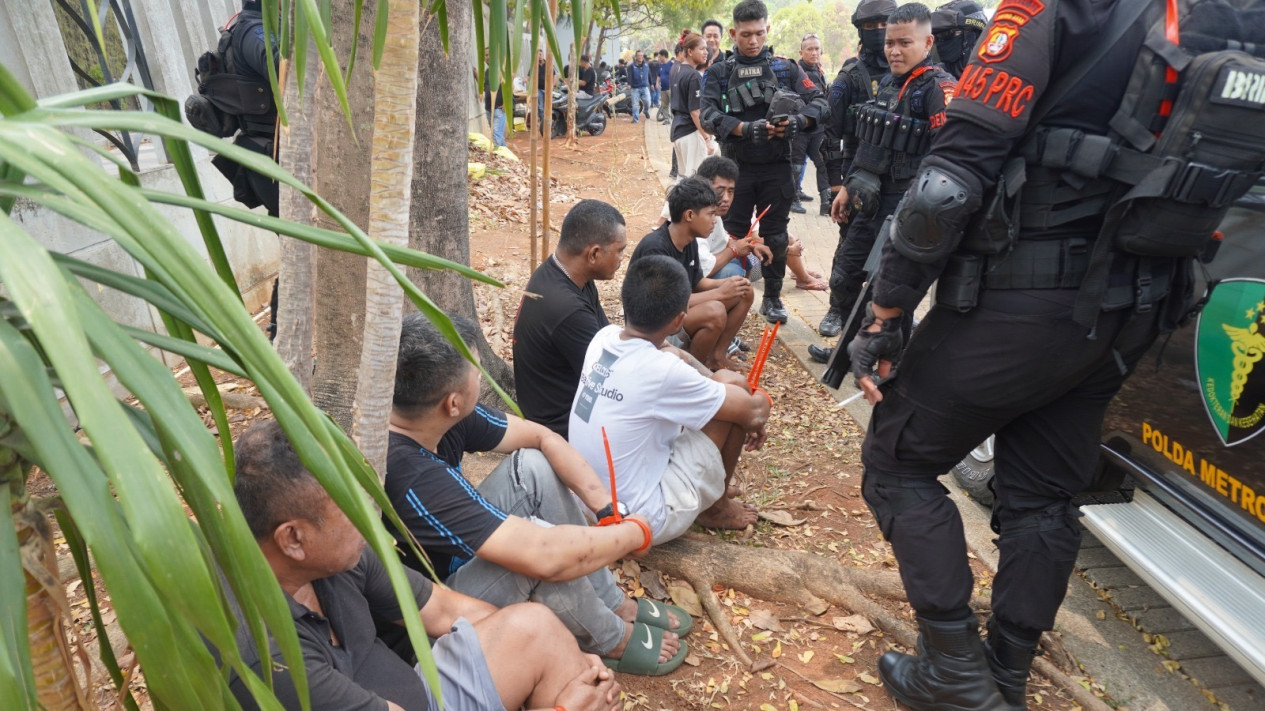 Polda Metro Kembali Gerebek Kampung Ambon, Lima Orang dan Barang Bukti Sabu Diamankan
            - galeri foto