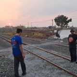 Buka Akses Vital yang Terisolasi Rel Ganda, Warga di Sragen Bangun Perlintasan Sebidang Secara Swadaya