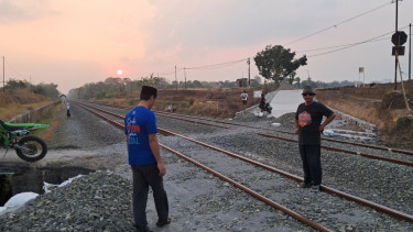 Buka Akses Vital yang Terisolasi Rel Ganda, Warga di Sragen Bangun Perlintasan Sebidang Secara Swadaya