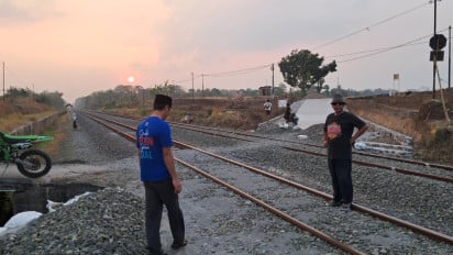 Buka Akses Vital yang Terisolasi Rel Ganda, Warga di Sragen Bangun Perlintasan Sebidang Secara Swadaya
