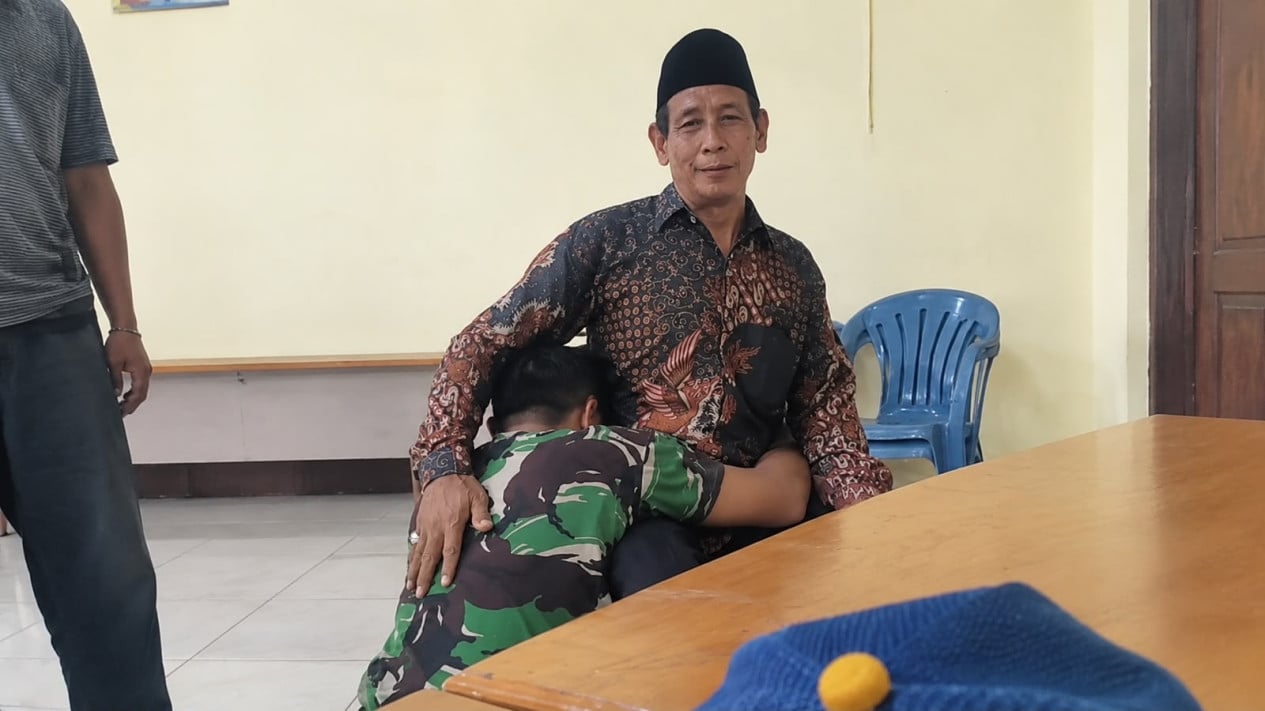 Kasus Dugaan Penganiayaan Kepala MI di Lamongan, Oknum TNI Minta Maaf sambil Menangis
            - galeri foto