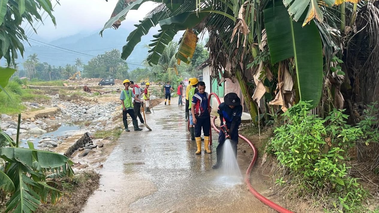 Kemen PU Pulihkan Banjir Bandang di Kota Padang Lewat Skema Padat Karya: Warga Bersihkan Dapat Gaji
            - galeri foto