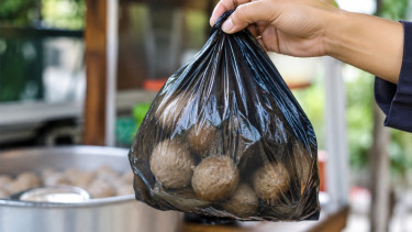 Kok Bisa Plastik Hitam Berbahaya untuk Bungkus Makanan? Begini Penjelasannya