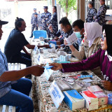 HUT ke-81 TNI, Prajurit STTAL Surabaya Tanam Mangrove dan Gelar Pemeriksaan Kesehatan
