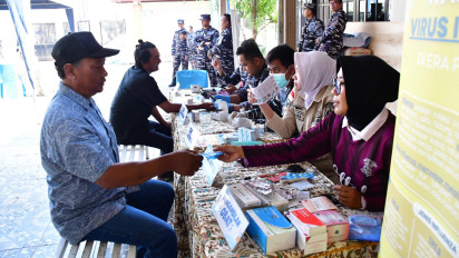 HUT ke-81 TNI, Prajurit STTAL Surabaya Tanam Mangrove dan Gelar Pemeriksaan Kesehatan