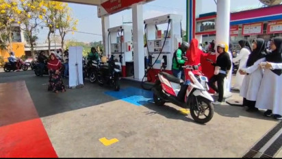 Hari Santri Nasional 2026, Santri MAN 1 Kota Malang Bagikan 200 Paket Sembako untuk Ojol