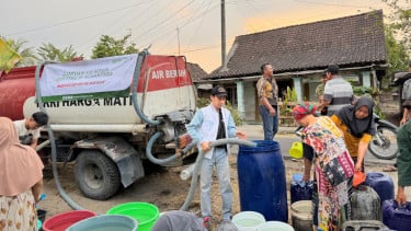 Peringati Hari Santri Nasional, 1 Juta Liter Air Disalurkan ke Daerah Terdampak Kekeringan dan Karhutla