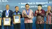 Diakui 11 Negara ASEAN, Wamen Investasi Raih Honorary Fellow Award di CAFEO 44 atas Kontribusi Hilirisasi