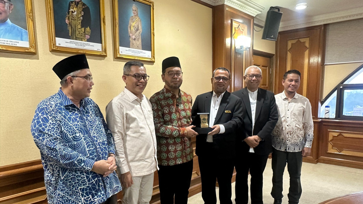Menteri Agama Malaysia Titip Pesan untuk Pendakwah Indonesia: Gapai Langit, tapi Mengakar di Bumi
            - galeri foto
