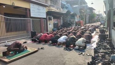 Salat Istiska di Surabaya, Jemaah Panjatkan Doa untuk Korban Kabut Asap Kalimantan