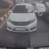 Viral Kecelakaan di Melawai, Sopir Takol Seret Ojol hingga Terkapar
