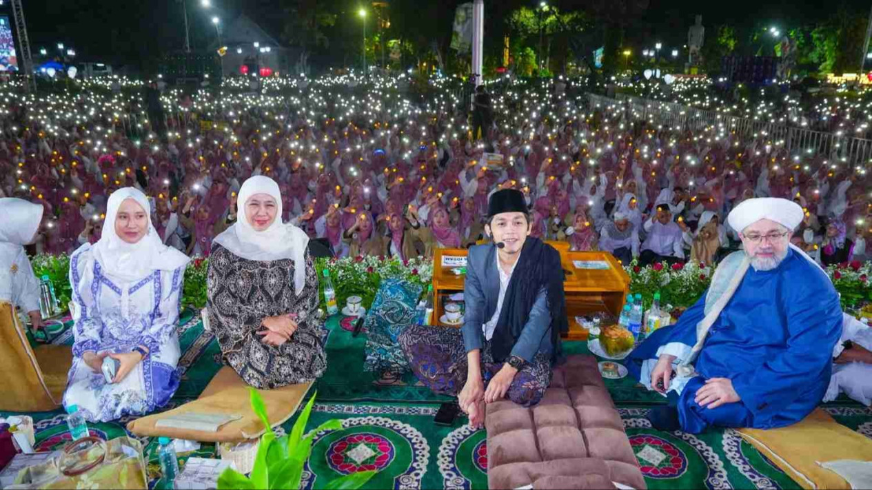 Gubernur Khofifah bersama Gus Iqdam dan Syekh Afeefuddin Al-Jailani Gelar Dzikir, Doa dan Sholawat, Syukuri Hari Jadi Jatim dan Hari Santri
            - galeri foto