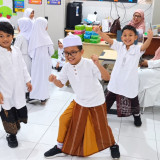 Peringati Hari Santri Nasional, Siswa SD di Surabaya Kenakan Sarung dan Kopiah