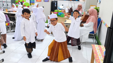 Peringati Hari Santri Nasional, Siswa SD di Surabaya Kenakan Sarung dan Kopiah