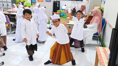 Peringati Hari Santri Nasional, Siswa SD di Surabaya Kenakan Sarung dan Kopiah