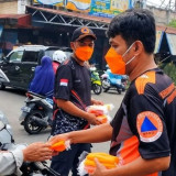 Kualitas Udara Masuk Kategori Tidak Sehat, BPBD Kota Padang Bagikan Masker