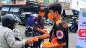 Kualitas Udara Masuk Kategori Tidak Sehat, BPBD Kota Padang Bagikan Masker