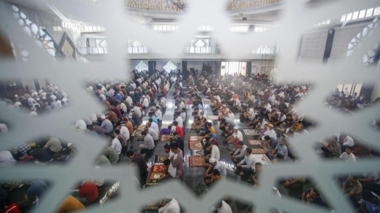 Awal Mula Pria di Bangkalan Ngaku Imam Mahdi, Modus Top Up Umur-Masuk Surga Buat Korban Tertipu Rp1,3 Miliar
            - galeri foto