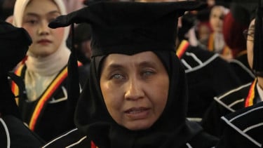 Mengenal Ainun, Guru Tunanetra di Tasikmalaya yang Buktikan Keterbatasan Bukan Penghalang Sabet Gelar Magister di UPI