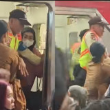Heboh! 2 Penumpang KRL Wanita Cekcok di Stasiun Tebet, Diduga karena Aksi Saling Dorong